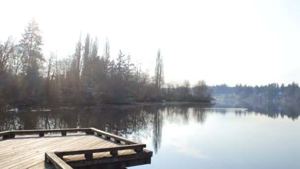 日当たりの良い湖の上パン — ストック動画