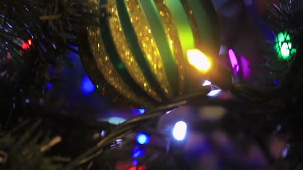 Panningup a través del árbol de Navidad — Vídeo de stock