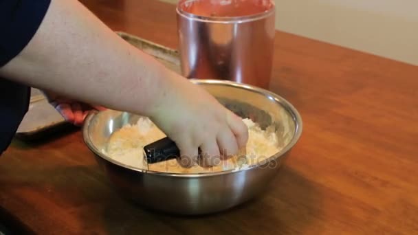 Stirring butter mixture into flour — Stock Video