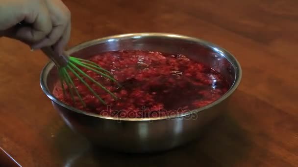 Перемешивание красных фруктов в жидкость — стоковое видео