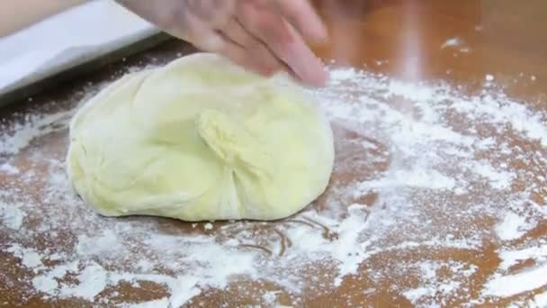 Twisting rolls off bread dough — Stock Video