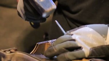 çekiç ile bir araba motoru smashing mekanik bölüm