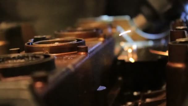 Primer plano del motor y la amoladora lanzando chispas 2 — Vídeo de stock