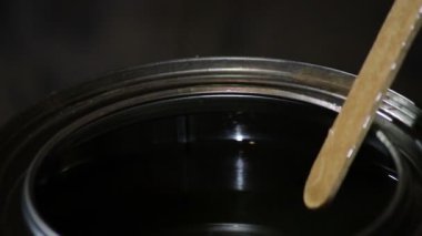 sopa driping leke teneke kutu içine karıştırın