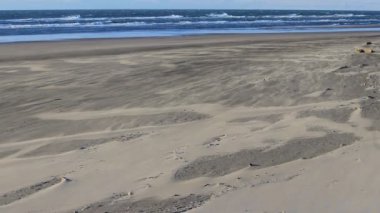 Kum ve dalgalar üfleme