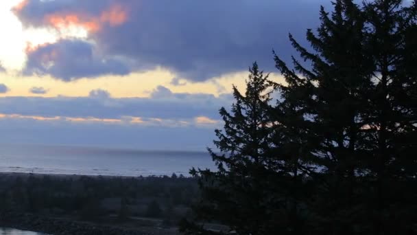 Gouden zonsondergang door roze wolken — Stockvideo
