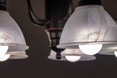 Beyaz chendelier çan ışık