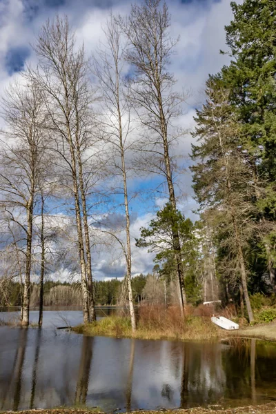 Heller Wintersee mit Wolken — Stockfoto