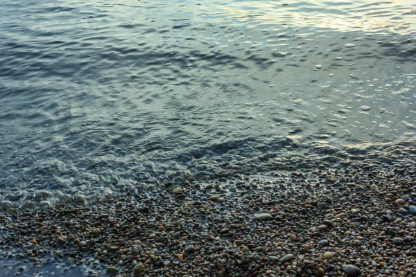 Wasser über Felsstrand — Stockfoto