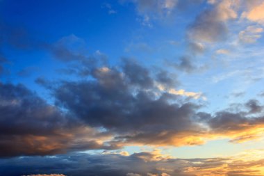 Mavi gökyüzü ve Altın ışık fırtına bulutları ışık