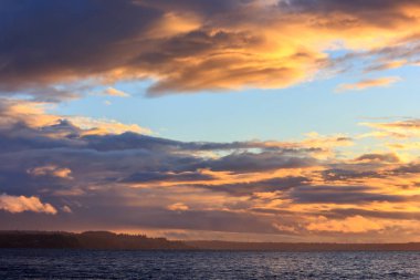 su üzerinde turuncu bulutlar