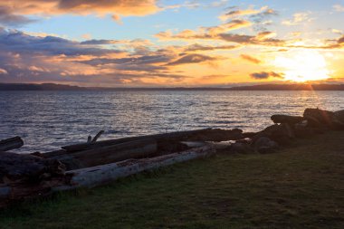 Altın bulutlar arkasında mavi gökyüzü
