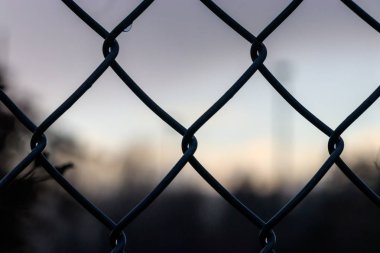bir fırtınadan sonra zincir bağlantı çit üzerinde yağmur damlaları