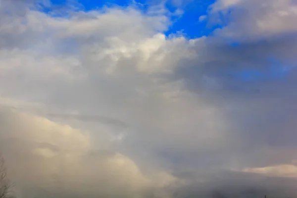 Белые тучи, формирующиеся перед бурей — стоковое фото