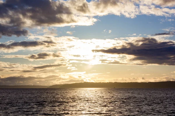 Altın ışık suya yansıtan