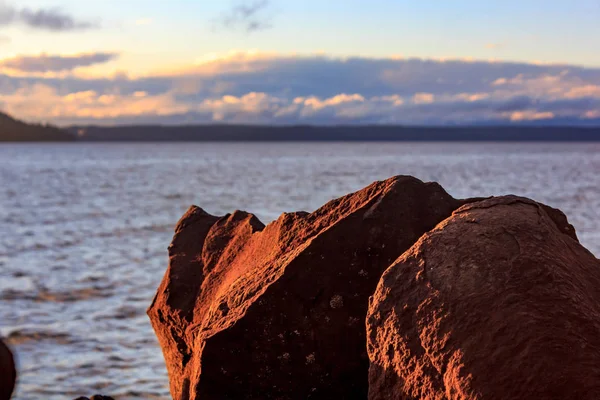 Helle Steine reflektieren Sonne über Wasser — Stockfoto