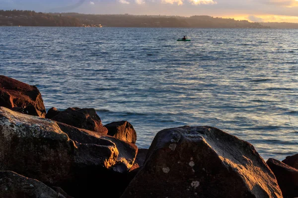 Pôr do sol com rochas e oceano e velejador — Fotografia de Stock