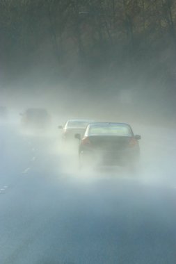 Araba hattı yağmur ve otoyol üzerinde su birikintileri üzerinden sürücü