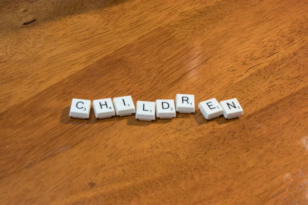 Παιδιά γραμμένα στα κομμάτια του παιχνιδιού — Φωτογραφία Αρχείου