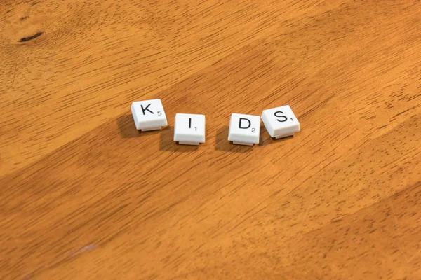 Niños escritos en piezas de juego — Foto de Stock