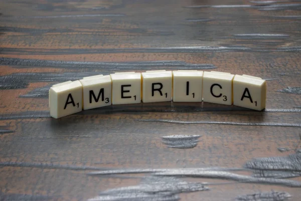 Λευκό πλακίδια Αμερική σε ένα ξύλο παρασκήνιο — Φωτογραφία Αρχείου