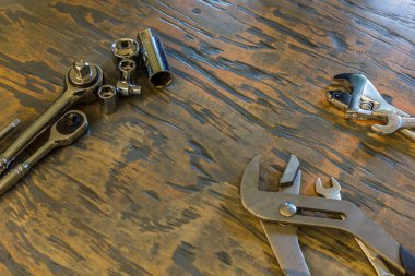 Priz ve anahtarları bir ahşap tahta üzerinde