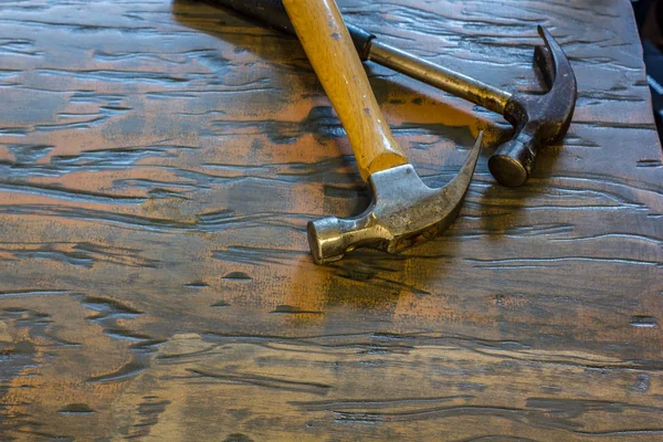 Martillos en una superficie de madera — Foto de Stock