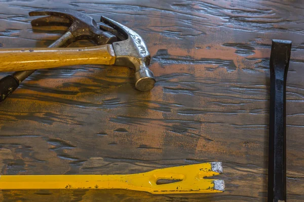 Martillos y palancas en madera — Foto de Stock