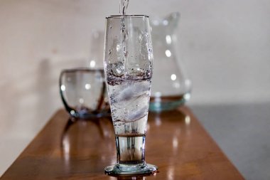 uzun boylu ve ince cam içine dökülen su