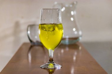 cam tabloda sarı sıvı