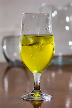 cam masa üzerinde sarı sıvı üzerinde yukarı odalarını