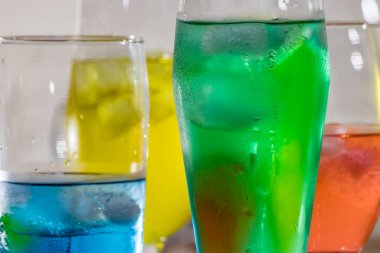 Buz soğuk tropikal içecekler