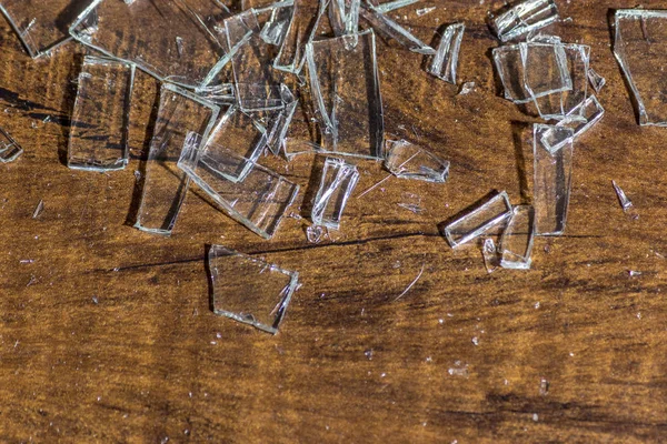 Skleněné střepy rozházené na dřevo — Stock fotografie