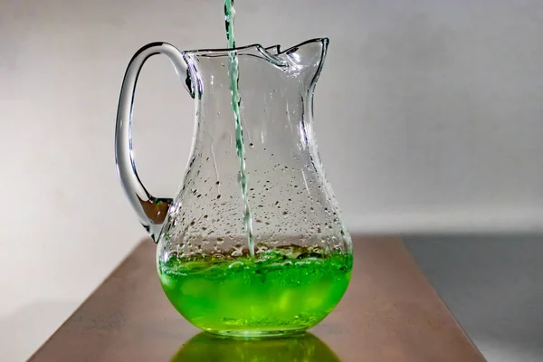 Líquido verde vertido en la jarra —  Fotos de Stock