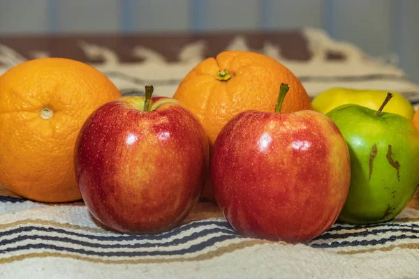 Manzanas y naranjas en la mesa — Foto de Stock