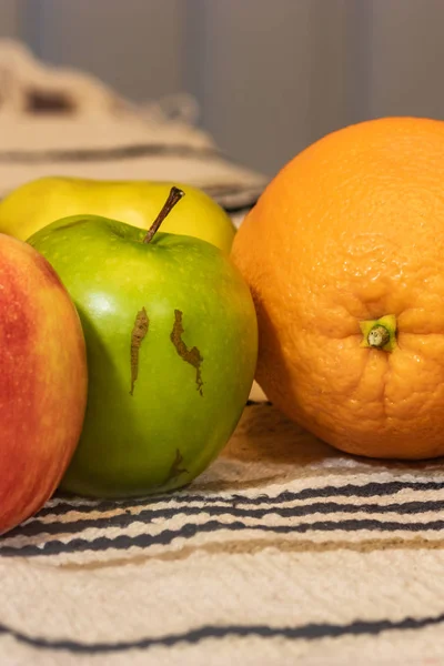 Fruta en mantel — Foto de Stock