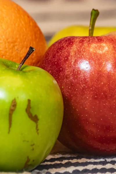 Viejas manzanas y naranjas magulladas — Foto de Stock