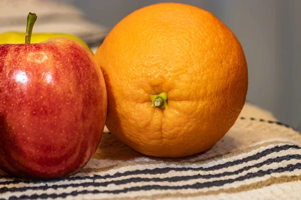 Manzana y una naranja — Foto de Stock
