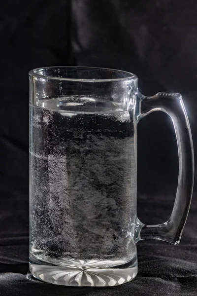 Close up of ice and water in glass with handle — Stock Photo, Image