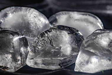 siyah buz küpleri yığını