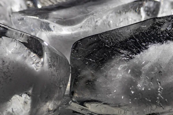 Perto de cubos de gelo contra um fundo preto — Fotografia de Stock