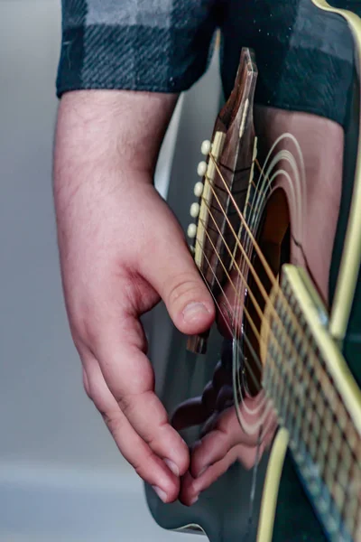 Hand ruht auf der Gitarre — Stockfoto