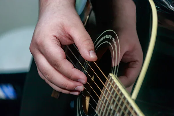 Hand Fingerpicking Saiten der Gitarre — Stockfoto