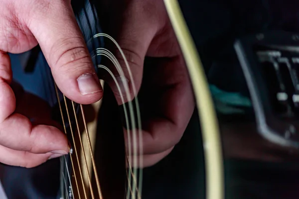 Primer plano de los dedos guitarristas —  Fotos de Stock