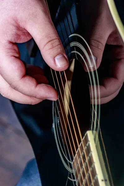 Gitarrist fingerpicking ein akustisches — Stockfoto