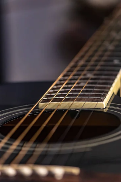 Mirando hacia abajo cuerdas de guitarra —  Fotos de Stock