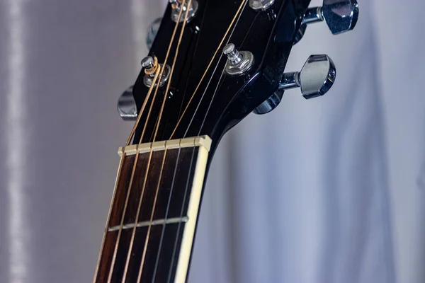 Гитаристская шея против гитарной головы — стоковое фото