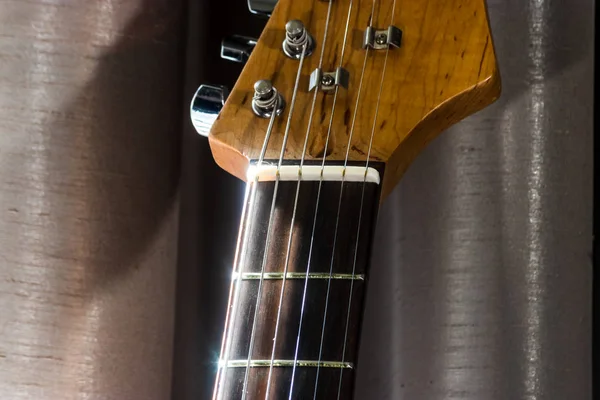 Cuello de guitarra eléctrica se encuentra con cabeza —  Fotos de Stock