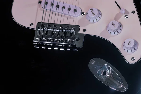 Чорний електричний гітарний міст — стокове фото