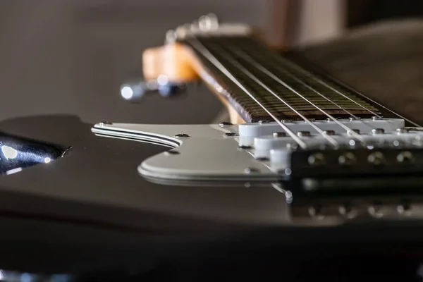 Mirando hacia abajo cuerdas de guitarra eléctrica —  Fotos de Stock